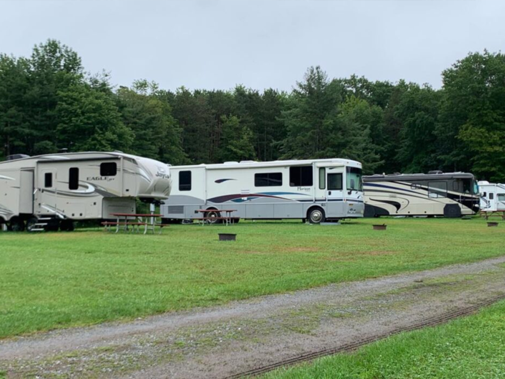 RVs in grassy sites at Lake Lauderdale Campground