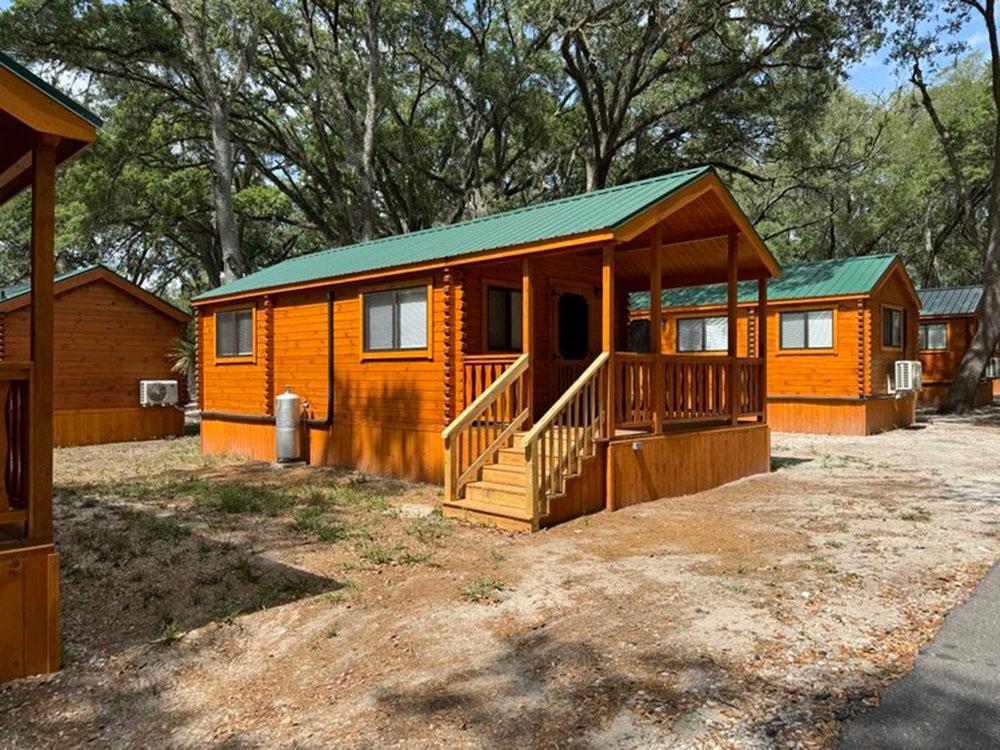 A row of the rental cabins at HAPPY TRAVELER RV RESORT