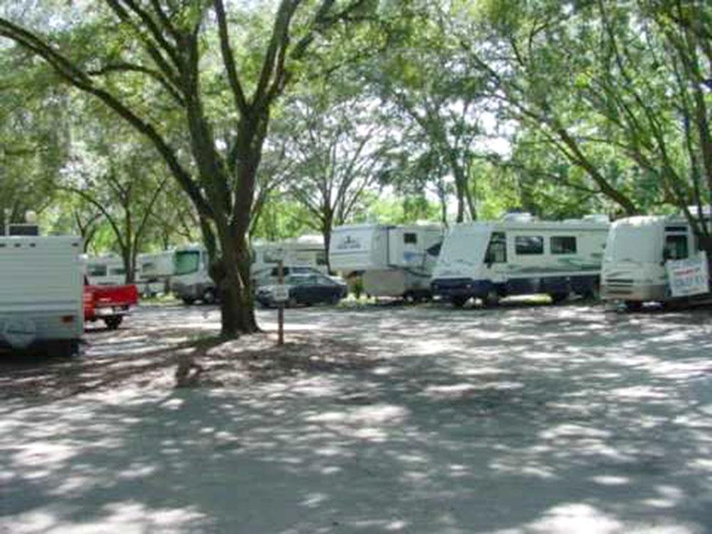 The gravel road going thru the campground at HAPPY TRAVELER RV RESORT