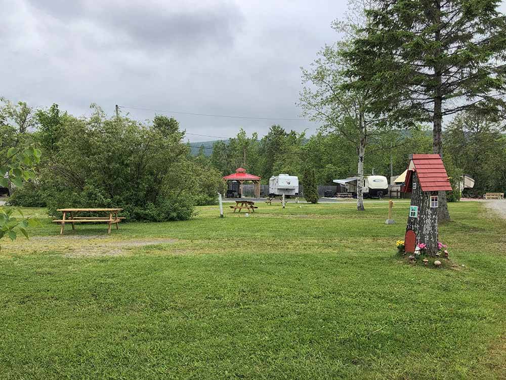 A row of grassy RV sites at CAMPING PANORAMIC