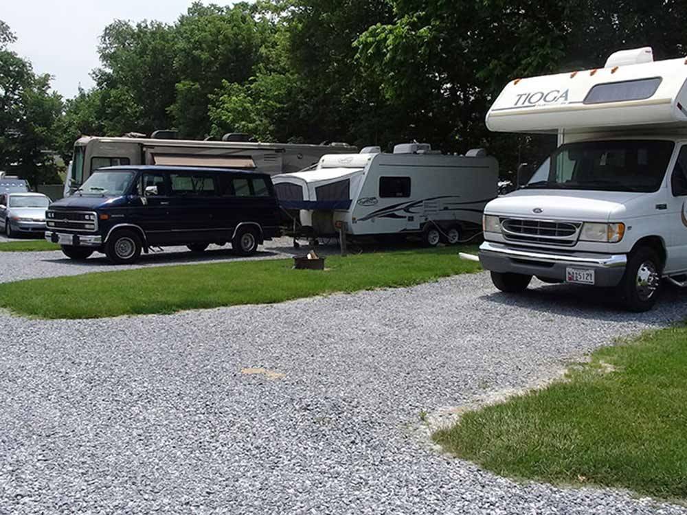 RVs camping at COUNTRY ACRES CAMPGROUND