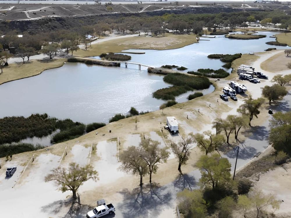 Area view at site Buffalo Springs Lake