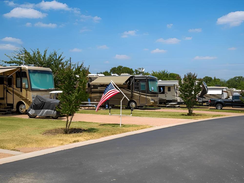 RV's parked at site Buffalo Springs Lake