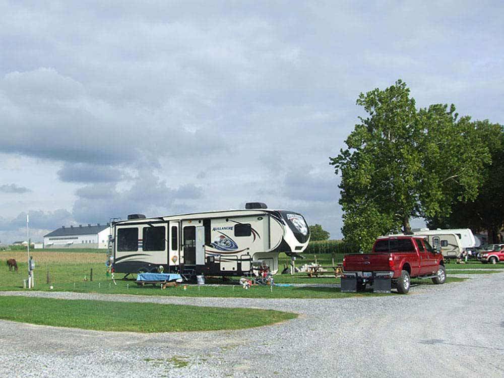 Trailers camping at FLORY'S COTTAGES & CAMPING