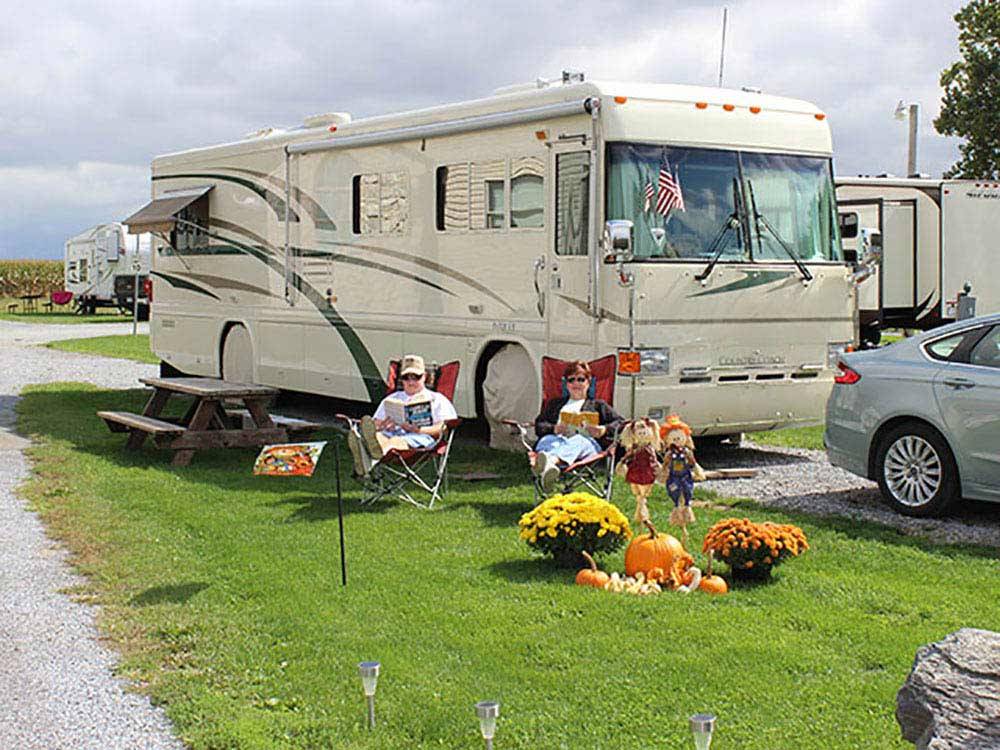 RVs camping at FLORY'S COTTAGES & CAMPING
