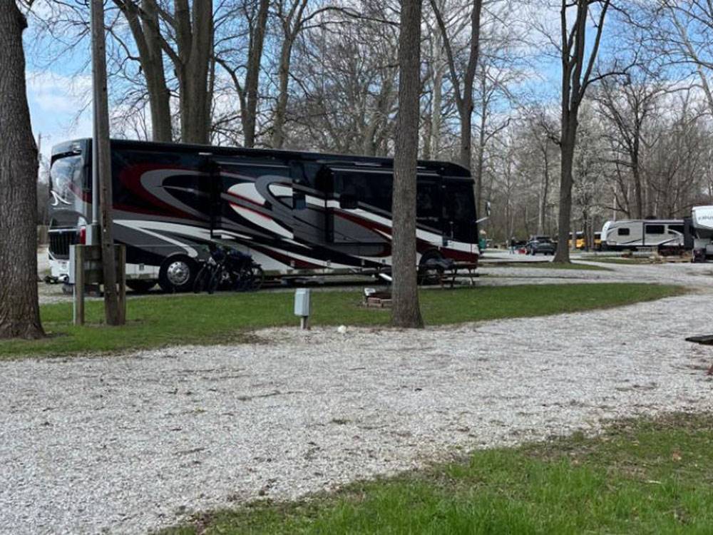 A gravel site with picnic table