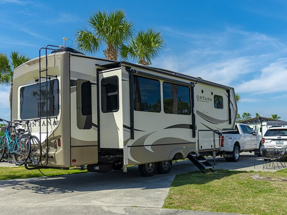 Pull thru site Hidden River Sun RV Communities