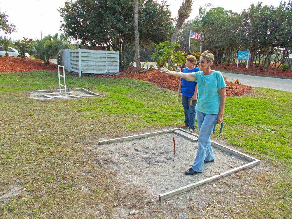 People playing horseshoes at ENCORE TERRA CEIA