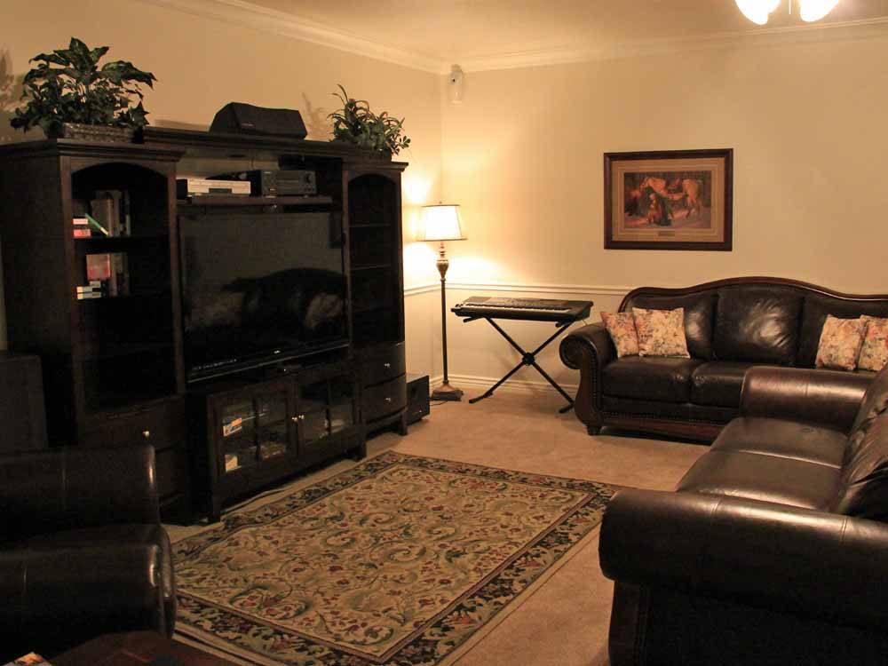 The TV room with couches at MCARTHUR'S TEMPLE VIEW RV RESORT