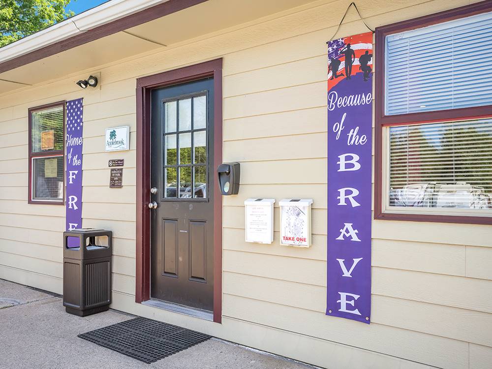 Front office at Saratoga RV Park