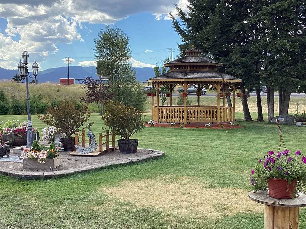 The wooden gazebo in the grass at JIM & MARY'S RV PARK
