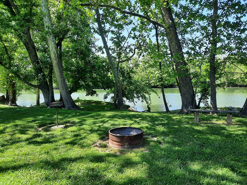 A fire pit in a grassy area at RIVERSIDE RV PARK & RESORT