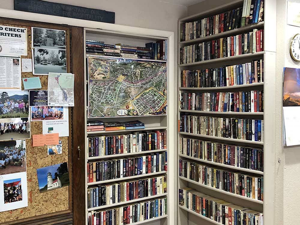 Small library with books for guests at J & H RV PARK