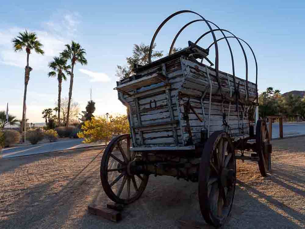 A rustic covered wagon at PALM CANYON HOTEL AND RV RESORT