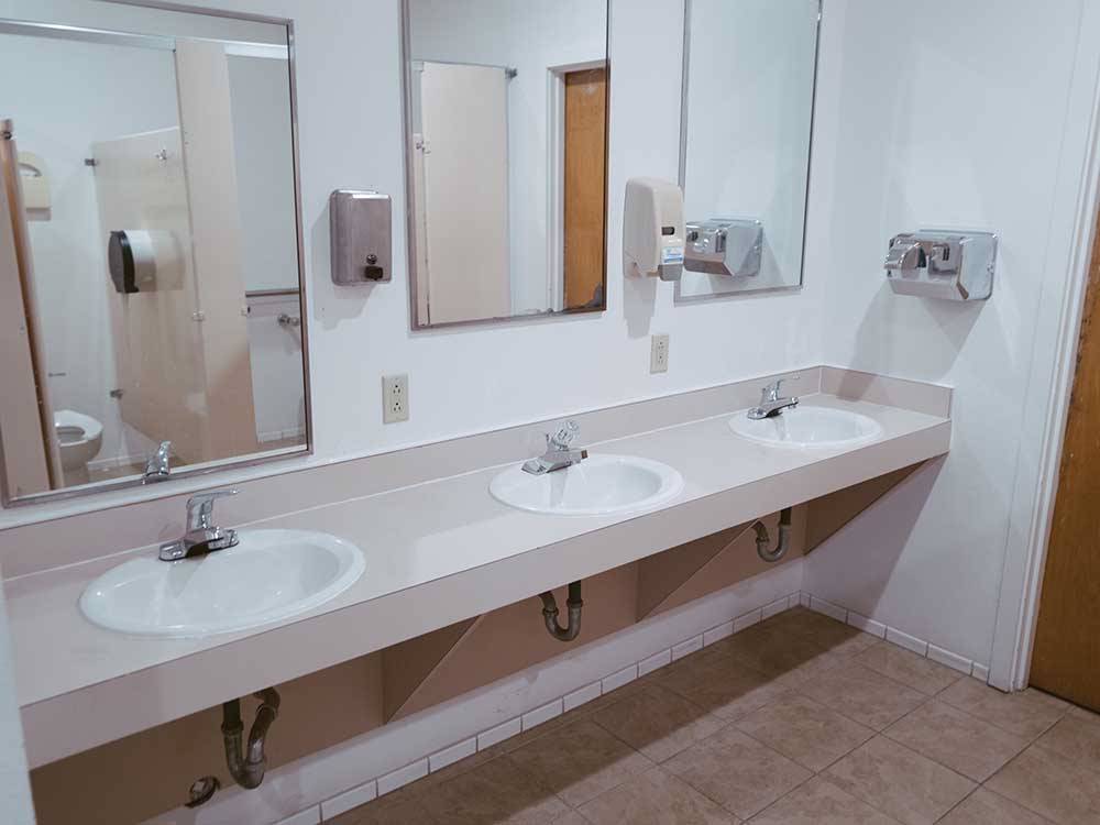 The clean bathroom sinks at LUCKY LOGGERS RV PARK