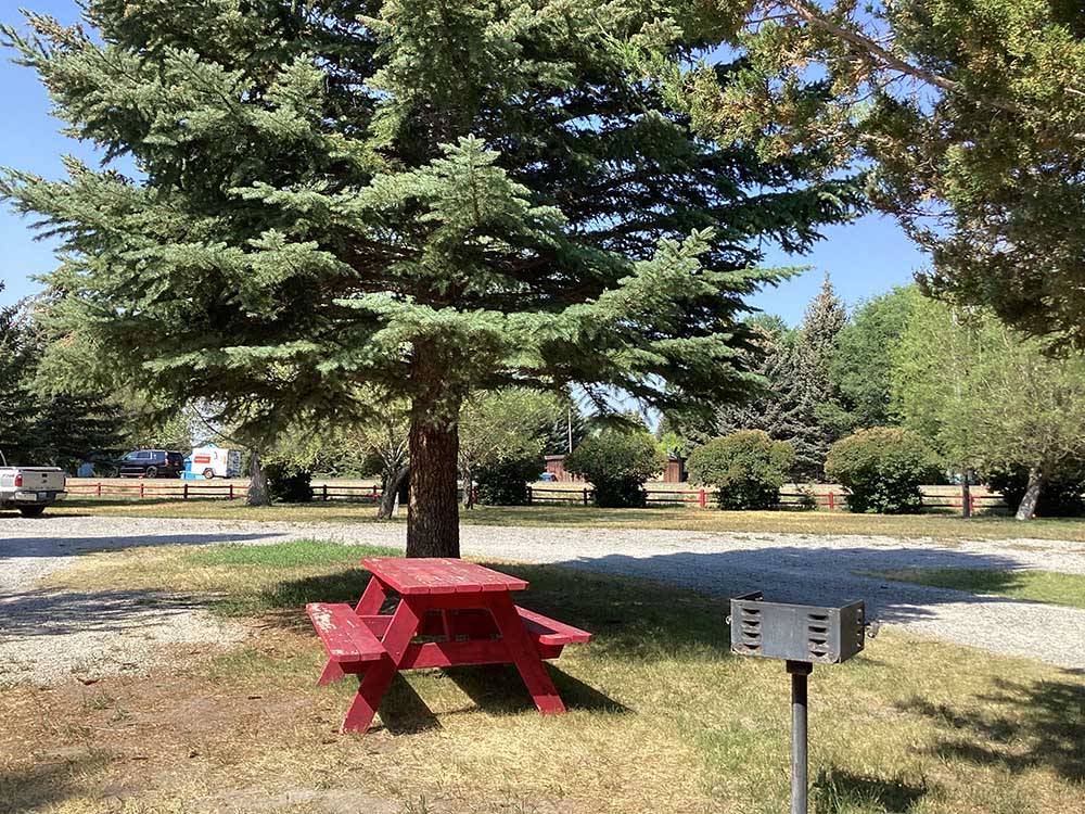 A picnic table at an RV site at MOUNTAIN VIEW RV PARK