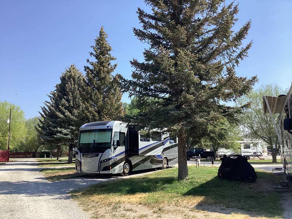 A motorhome in a pull thru site at MOUNTAIN VIEW RV PARK