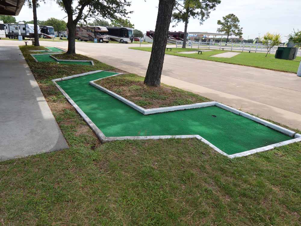 The miniature golf course at TRADERS VILLAGE RV PARK