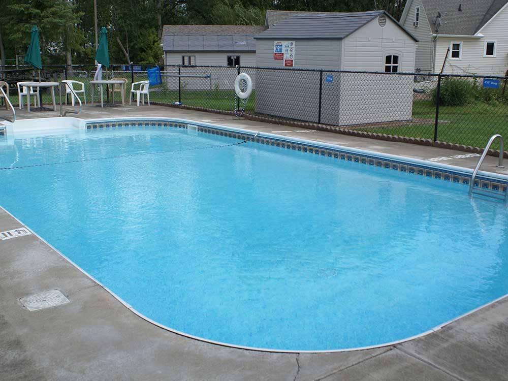 The swimming pool at NIAGARA FALLS CAMPGROUND & LODGING