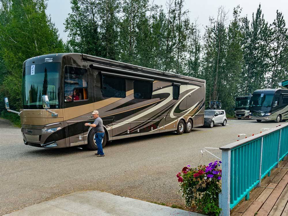 Motorhome pulling into at RIVER'S EDGE RV PARK & CAMPGROUND