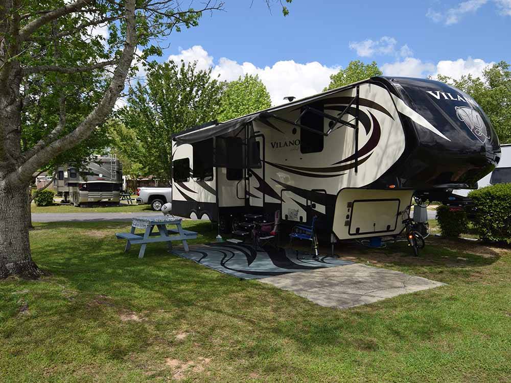A fifth wheel trailer in a RV site at SUNSET KING LAKE RV RESORT