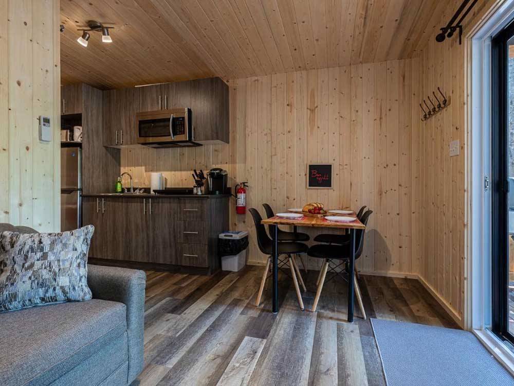 The kitchen and dining area of the cabin at CAMPING COLIBRI