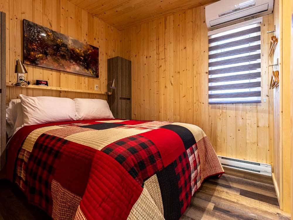 The bedroom of the rental cabin at CAMPING COLIBRI