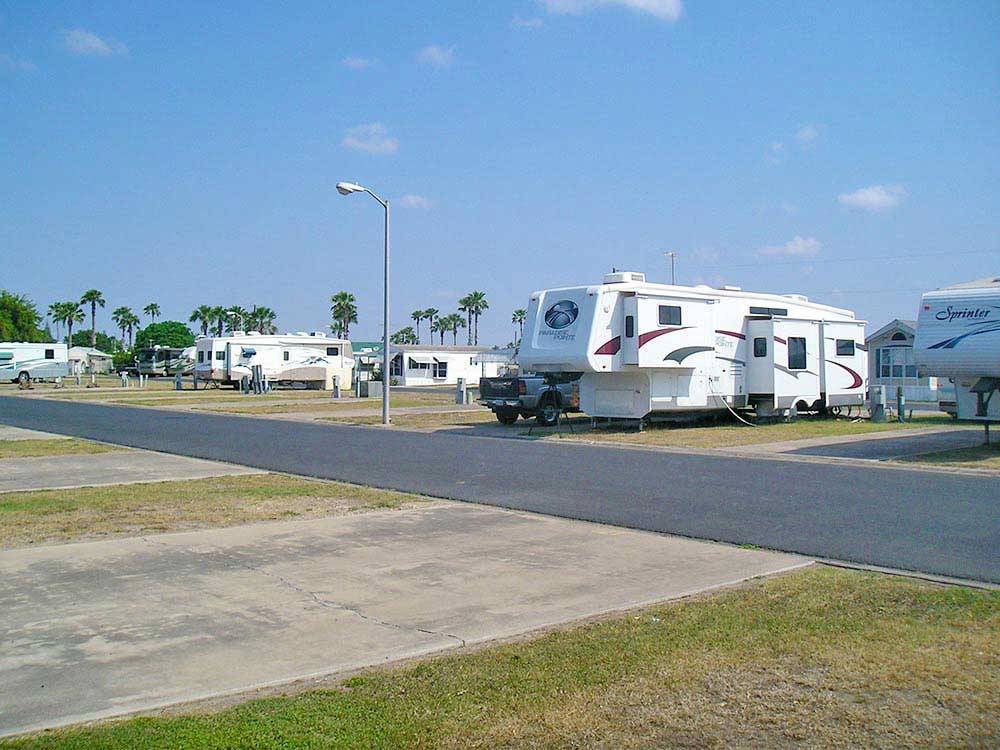 Trailers camping at ENCORE COUNTRY SUNSHINE