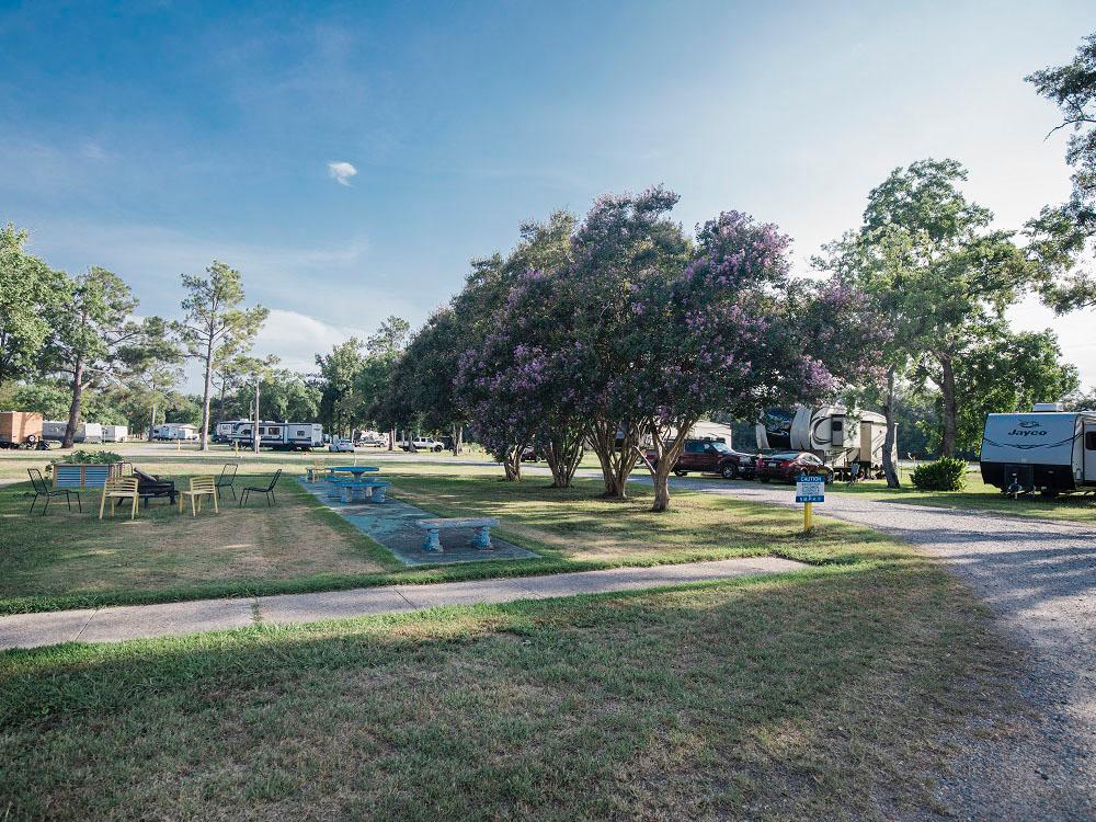 Outdoor seating at THE OUACHITA RV PARK