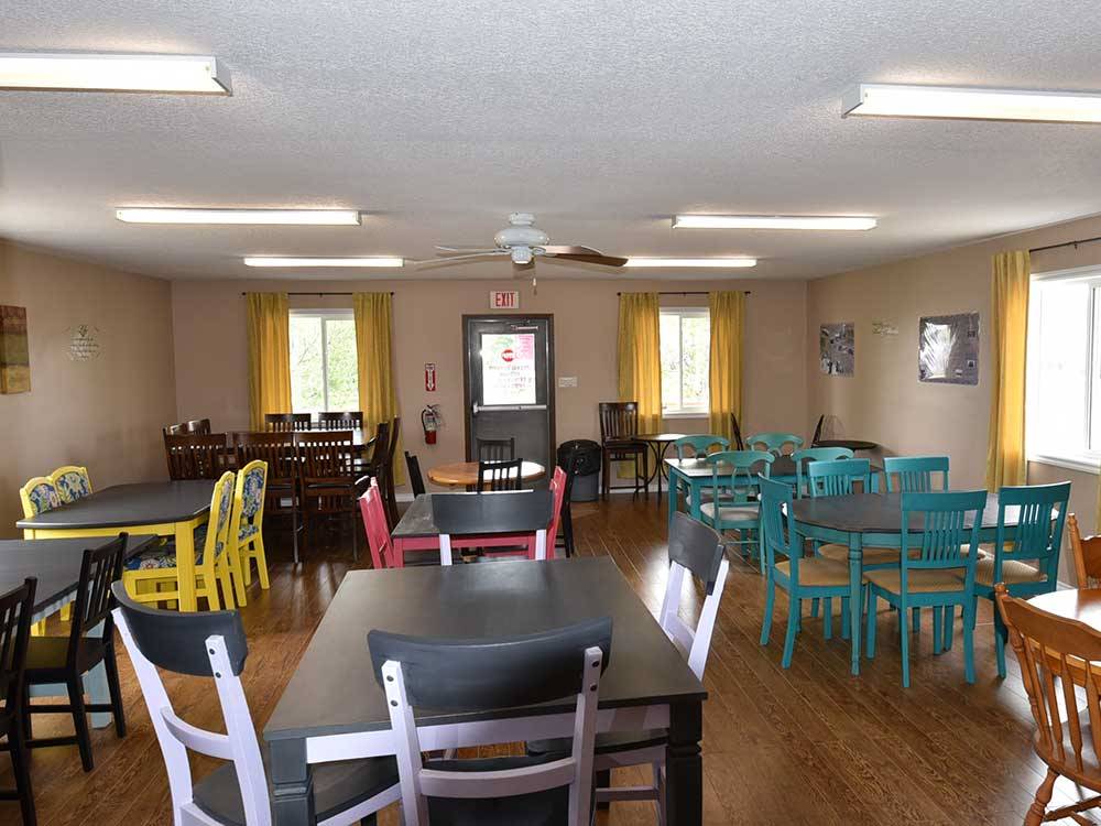 Tables and chairs in meeting room at NORTHERN LIGHTS RV PARK