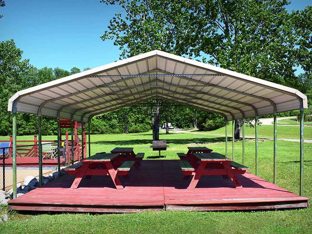 The pavilion with picnic benches at QUILLY'S MAGNOLIA RV PARK