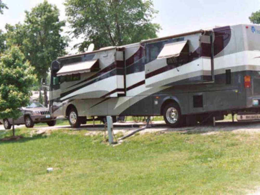 A motorhome in a RV site at AMERICA'S BEST CAMPGROUND