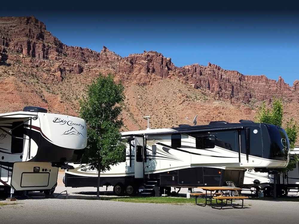 A couple of fifth-wheel trailers at SPANISH TRAIL RV PARK
