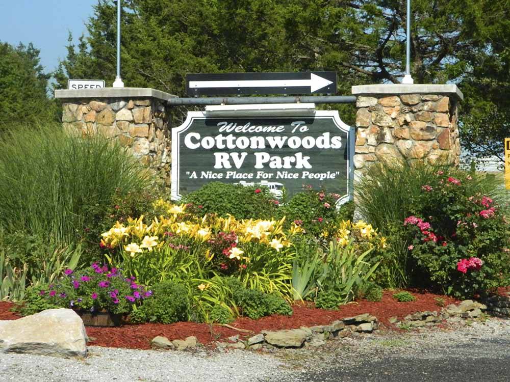The front entrance sign at COTTONWOODS RV PARK