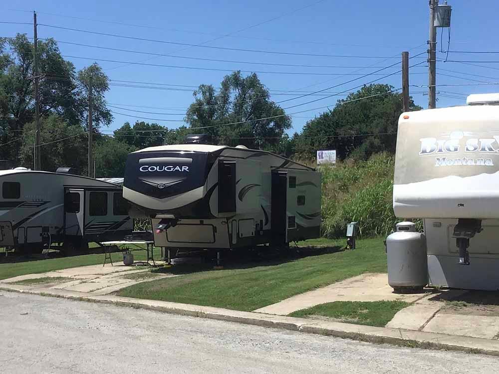 Fifth wheels in sunny campsites at BEACON RV PARK