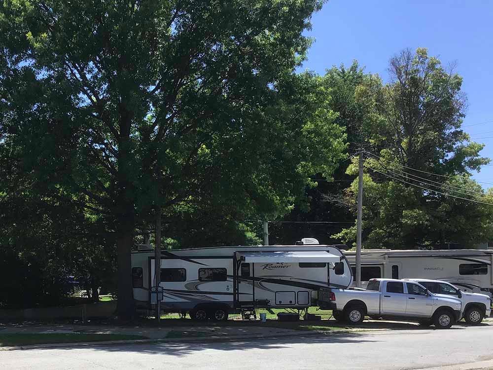 Motorhomes parked in campsites at BEACON RV PARK