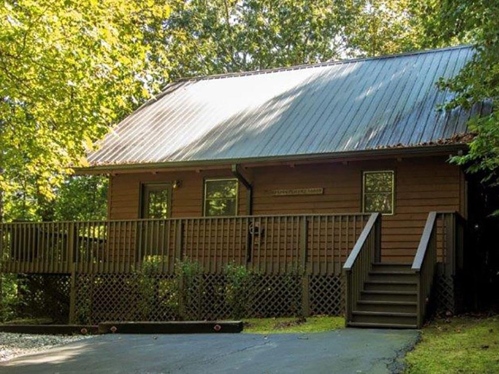 One of the cabin rentals at CREEKWOOD RESORT