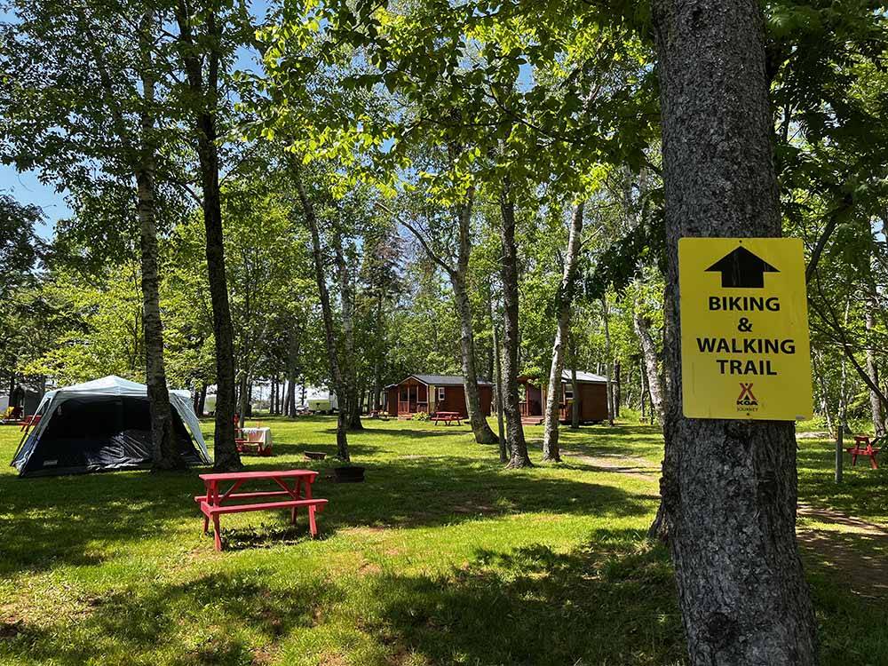 A sign directing campers to the biking and walking trail at BORDEN/SUMMERSIDE KOA