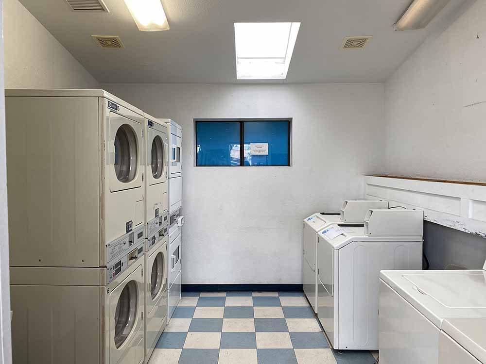 The clean laundry room at STAMPEDE RV PARK