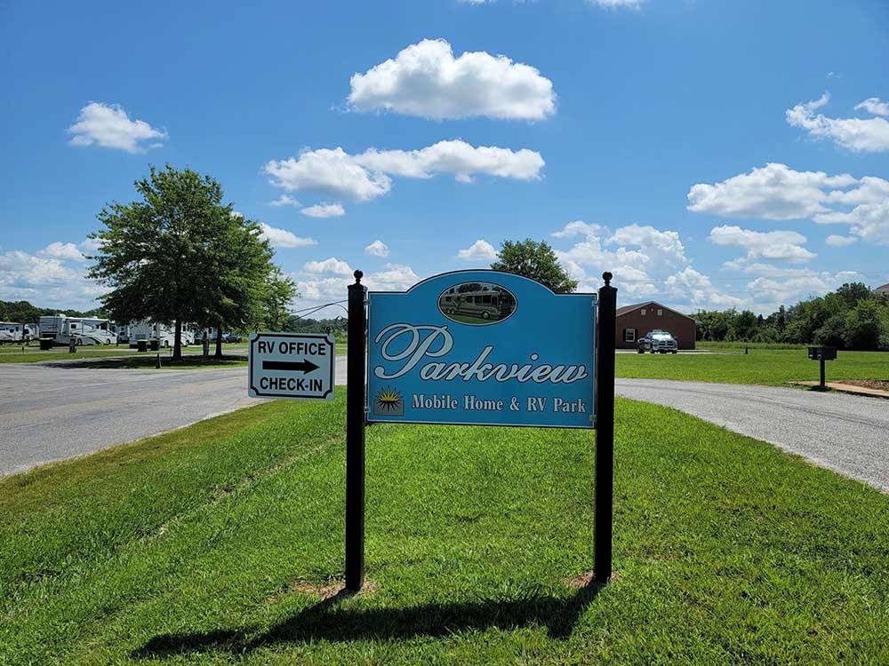Welcome sign with directions to check-in at PARKVIEW RV PARK