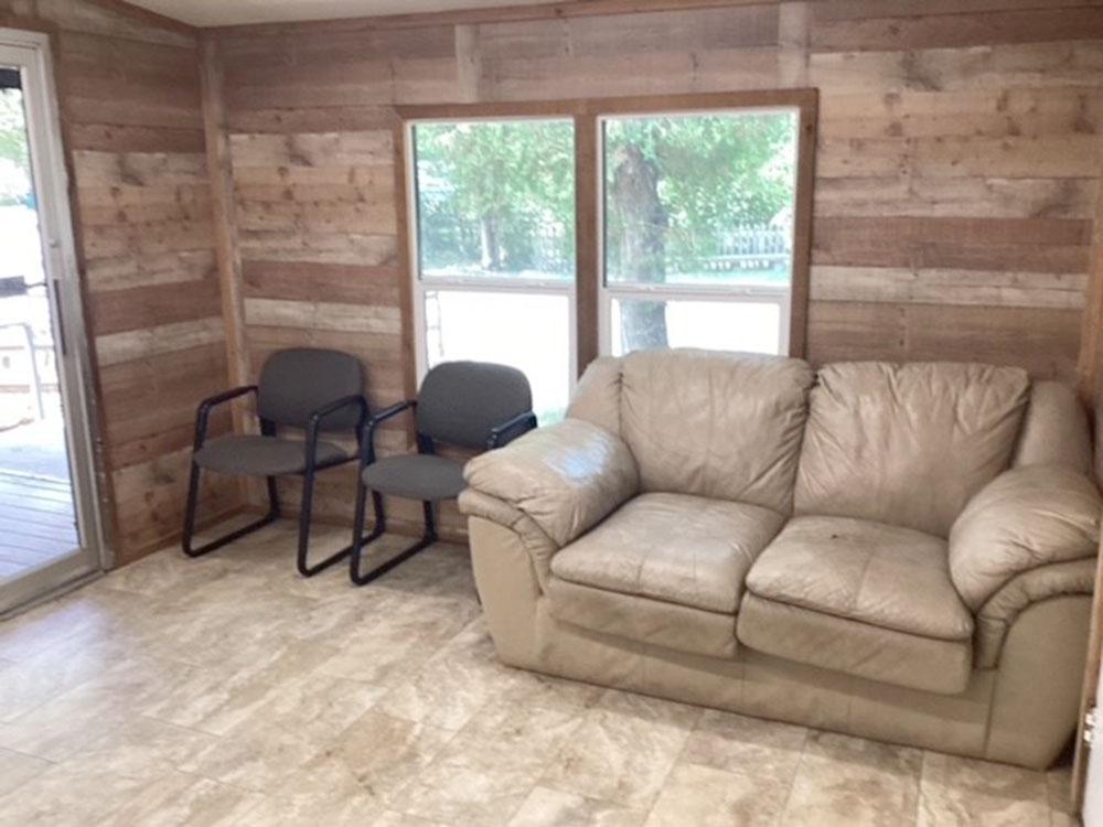 Sitting area in laundry at HIGH POINT MOBILE HOME & RV PARK