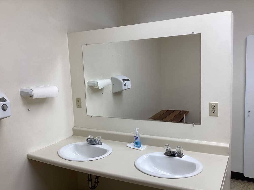 The clean bathroom sinks at MOUNTAIN RANGE RV PARK