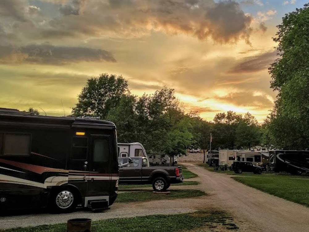 The RV sites at dusk at PIN OAK RV RESORT BY RJOURNEY