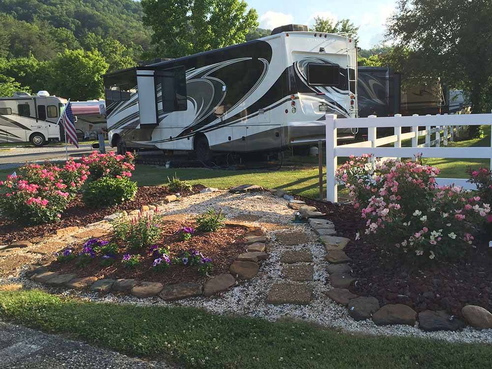 A well manicured RV site at KING'S HOLLY HAVEN RV PARK