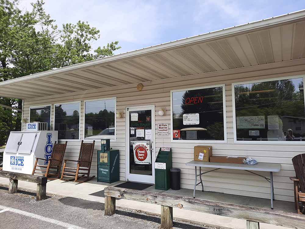 The front of the general store at KING'S HOLLY HAVEN RV PARK