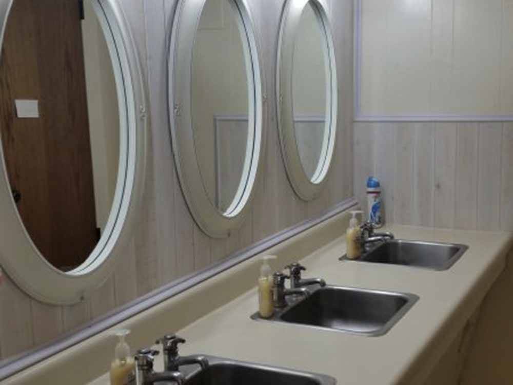 The sinks and mirrors in the bathroom at RESTWAY TRAVEL PARK
