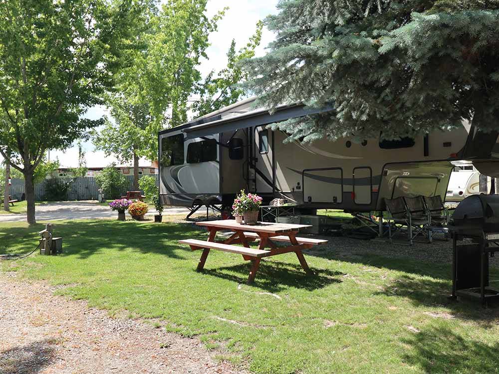 A picnic table next to an RV site at PAIR-A-DICE RV PARK