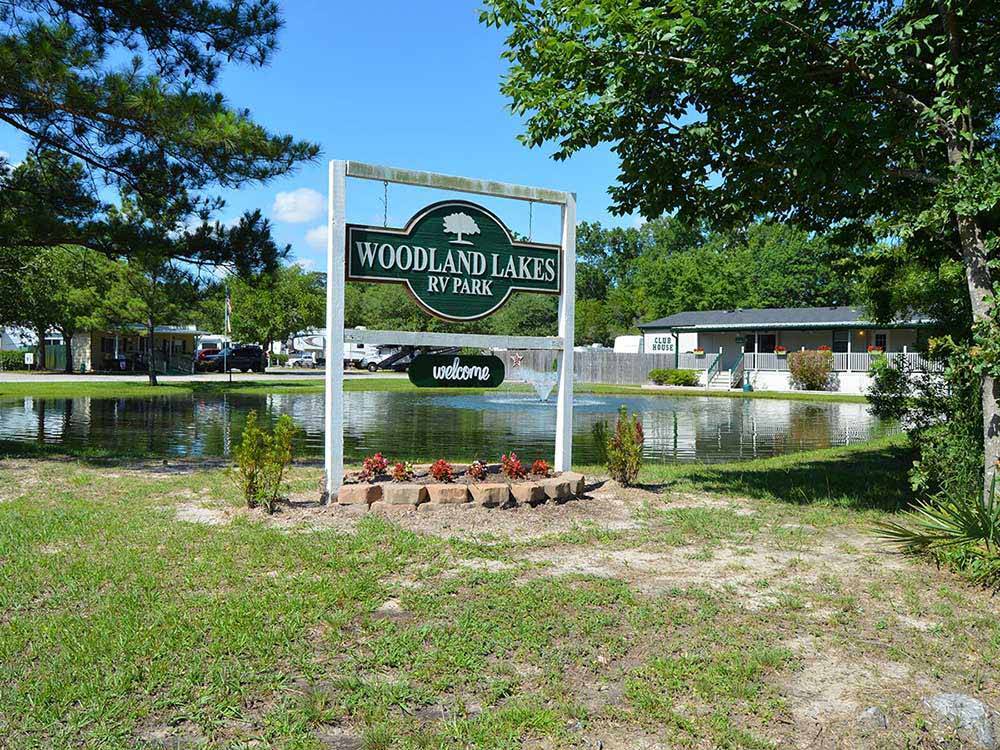 The front entrance sign at WOODLAND LAKES RV PARK