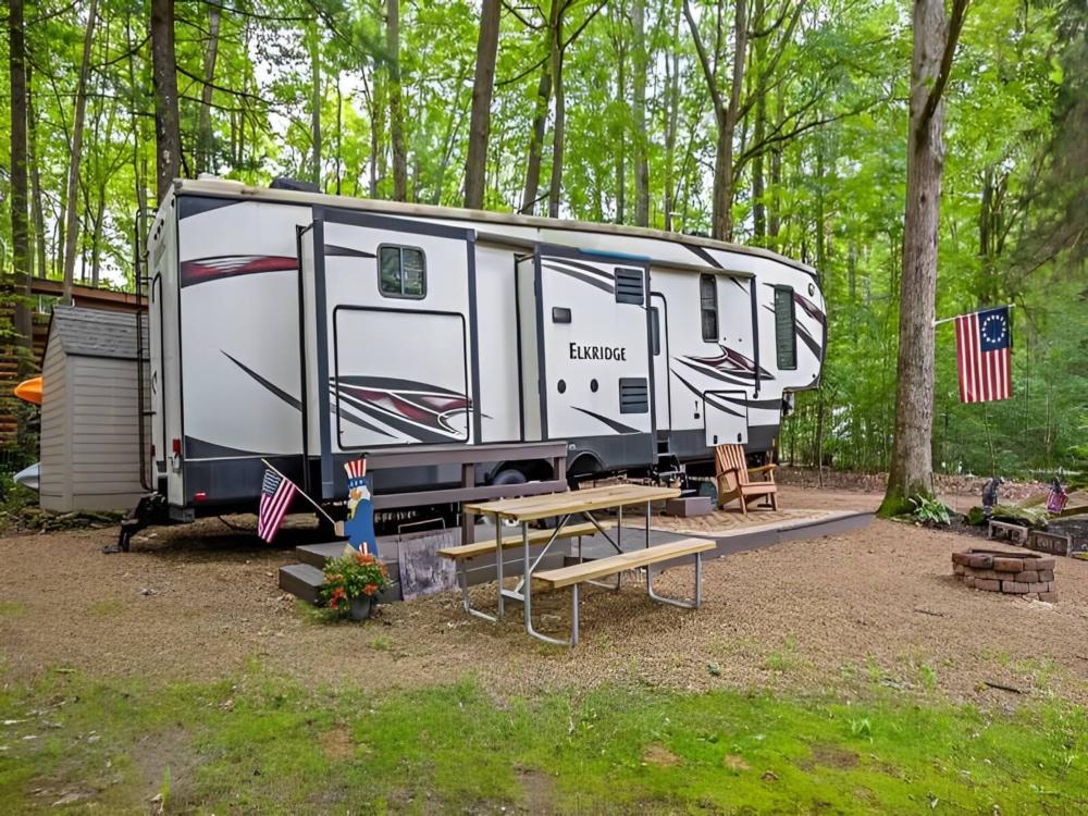 Parked trailer at site Campers Paradise Campground