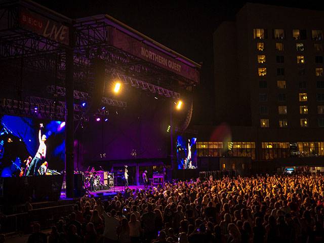 Find year-round, top-tier entertainment at Northern Quest's indoor and outdoor venues.